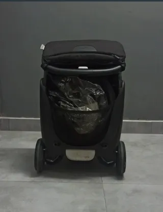 Carrito de bebé rojo y negro. Bugaboo Ant.