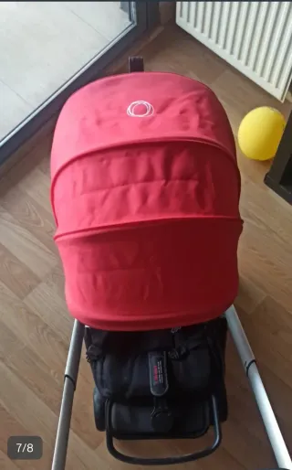 Carrito de bebé rojo y negro. Bugaboo Ant.