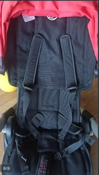 Carrito de bebé rojo y negro. Bugaboo Ant.