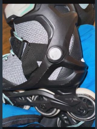 Patines en línea con protecciones