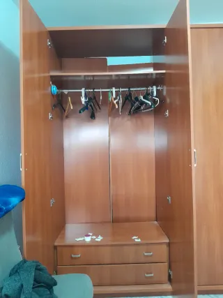 Armario de madera marrón