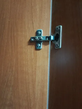 Armario de madera marrón