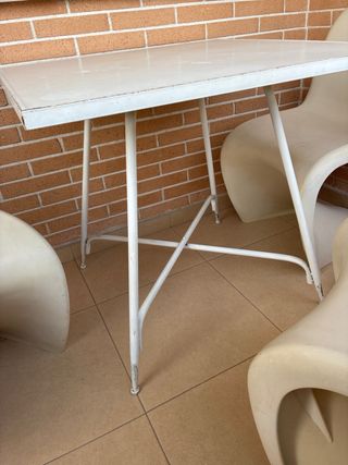 Mesa de metal blanca estilo vintage