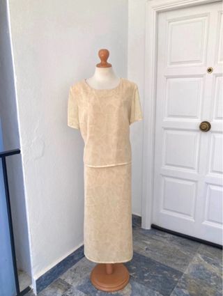 Conjunto Vainilla Falda Midi y Top Manga Corta