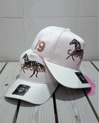 Gorra Negra con Diseño de Ángel y Alas 30 cada una