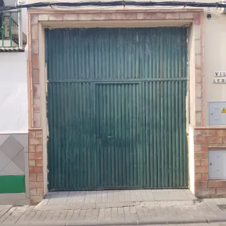 Puerta de garaje basculante con postiguillo
