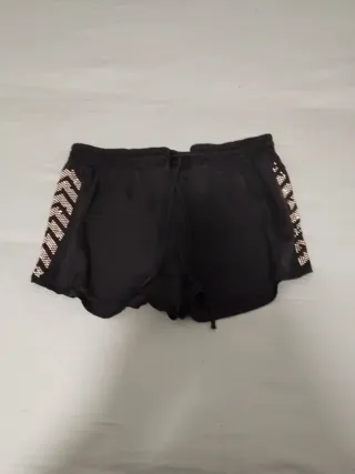Pantalón corto negro con detalles
