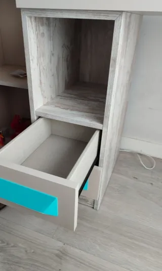 Scrivania con cassettiera