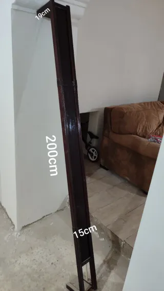 Cubre cortina de madera marrón