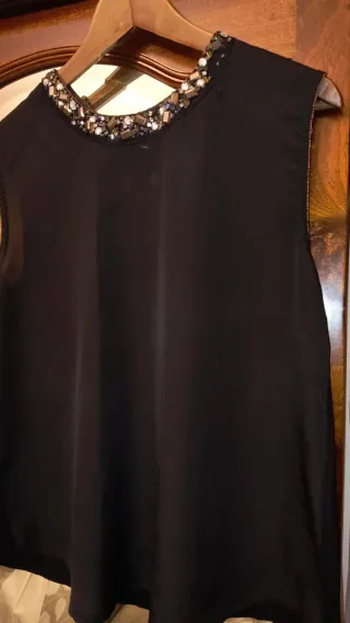 Blusa negra con pedrería