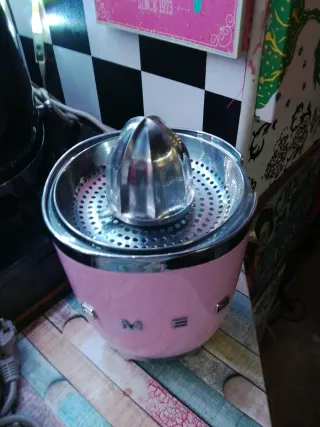Exprimidor SMEG Rosa