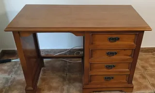 Escritorio de madera con cajones