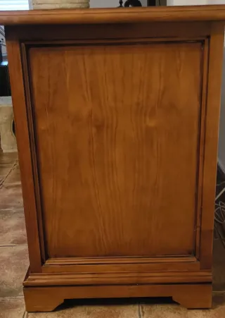 Escritorio de madera con cajones