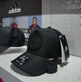 Gorras Negras con Diseño de Caballo