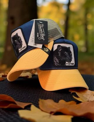 Gorras Negras con Diseño de Caballo