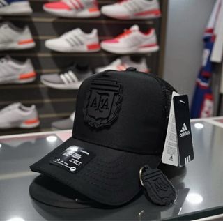 Gorras Negras con Diseño de Caballo