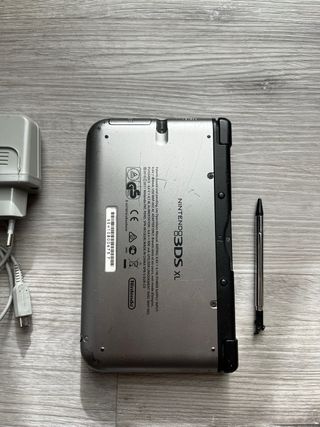 Nintendo 3DS XL Gris + Cargador y Lápiz