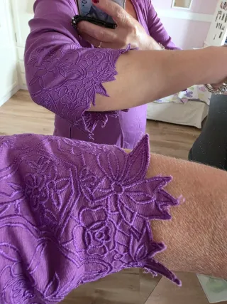 Vestido morado con bordado floral