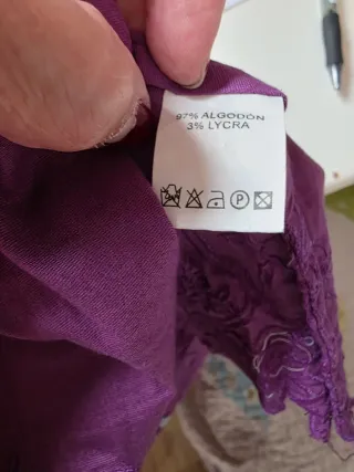 Vestido morado con bordado floral