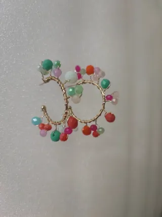 Pendientes dorados con abalorios