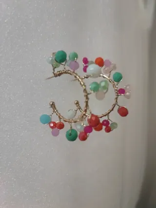 Pendientes dorados con abalorios