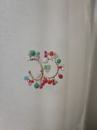 Pendientes dorados con abalorios