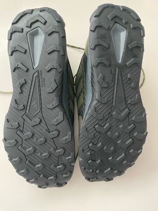 Zapatillas Adidas Terrex, talla 50, sin estrenar.