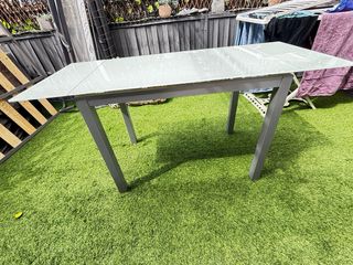 Mesa de cristal templado y aluminio