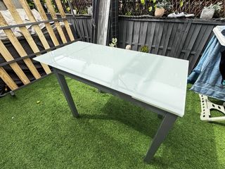 Mesa de cristal templado y aluminio