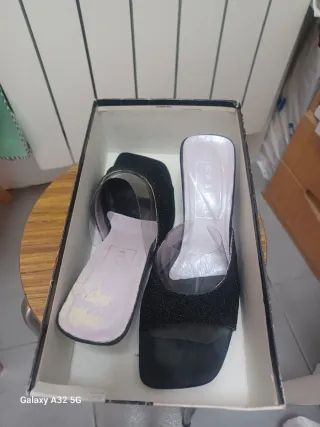 Sandalias de charol "Pierre Cardin"Negras Pedrería