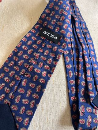Corbata de seda azul y roja