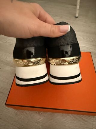 Zapatillas Michael Kors Negras y Doradas