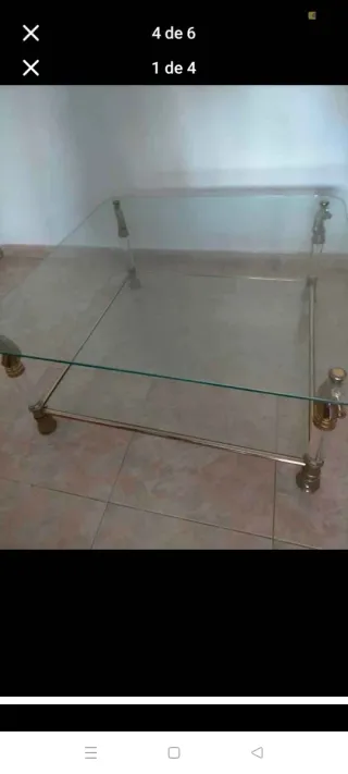 Mesa de cristal con patas de caballo doradas