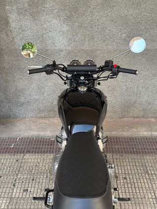 Royal Enfield Interceptor Negra