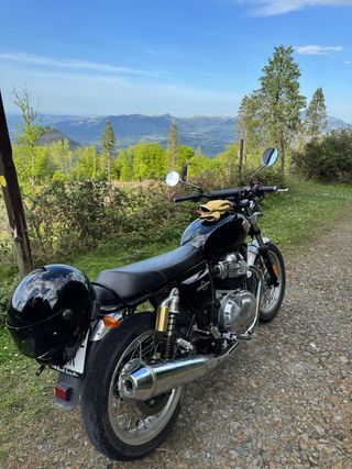Royal Enfield Interceptor Negra