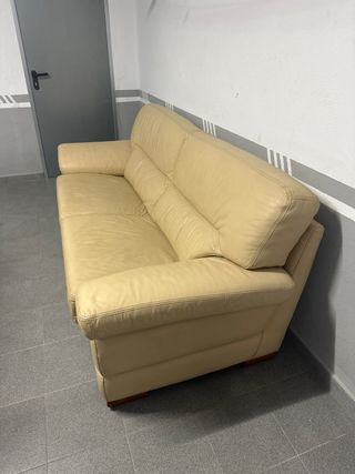 Divano in pelle beige a 3 posti