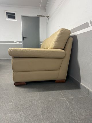 Divano in pelle beige a 3 posti