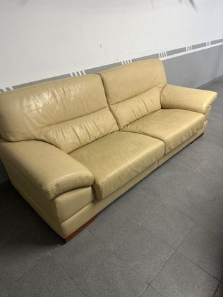 Divano in pelle beige a 3 posti