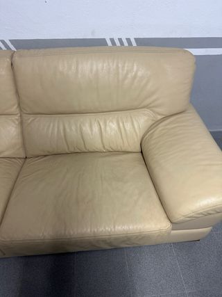 Divano in pelle beige a 3 posti