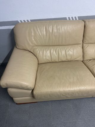 Divano in pelle beige a 3 posti