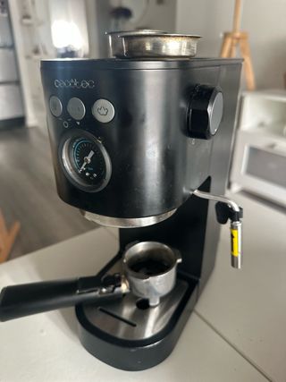 Cafetera Cecotec con brazo