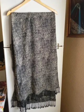 Bufanda gris con flecos