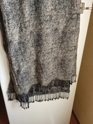 Bufanda gris con flecos