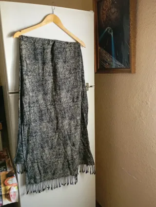 Bufanda gris con flecos