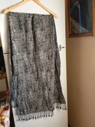 Bufanda gris con flecos