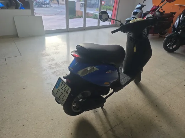 Moto Scooter Azul Automática