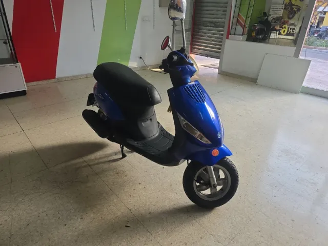 Moto Scooter Azul Automática