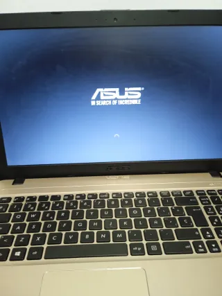 Portátil ASUS Dorado y Negro