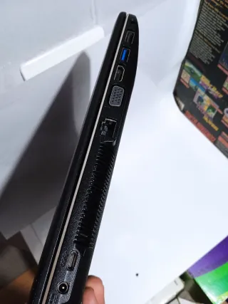 Portátil ASUS Dorado y Negro