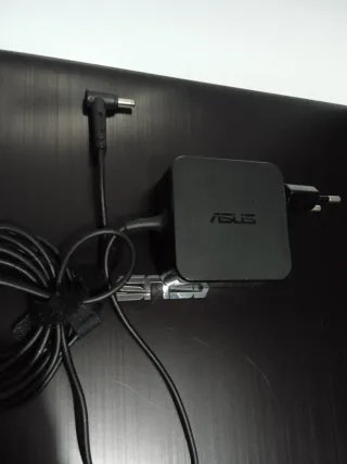 Portátil ASUS Dorado y Negro